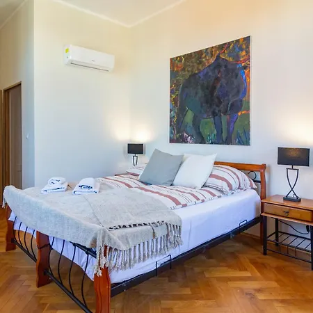 Spirit, 2-bedroom In The Old Town Apartament